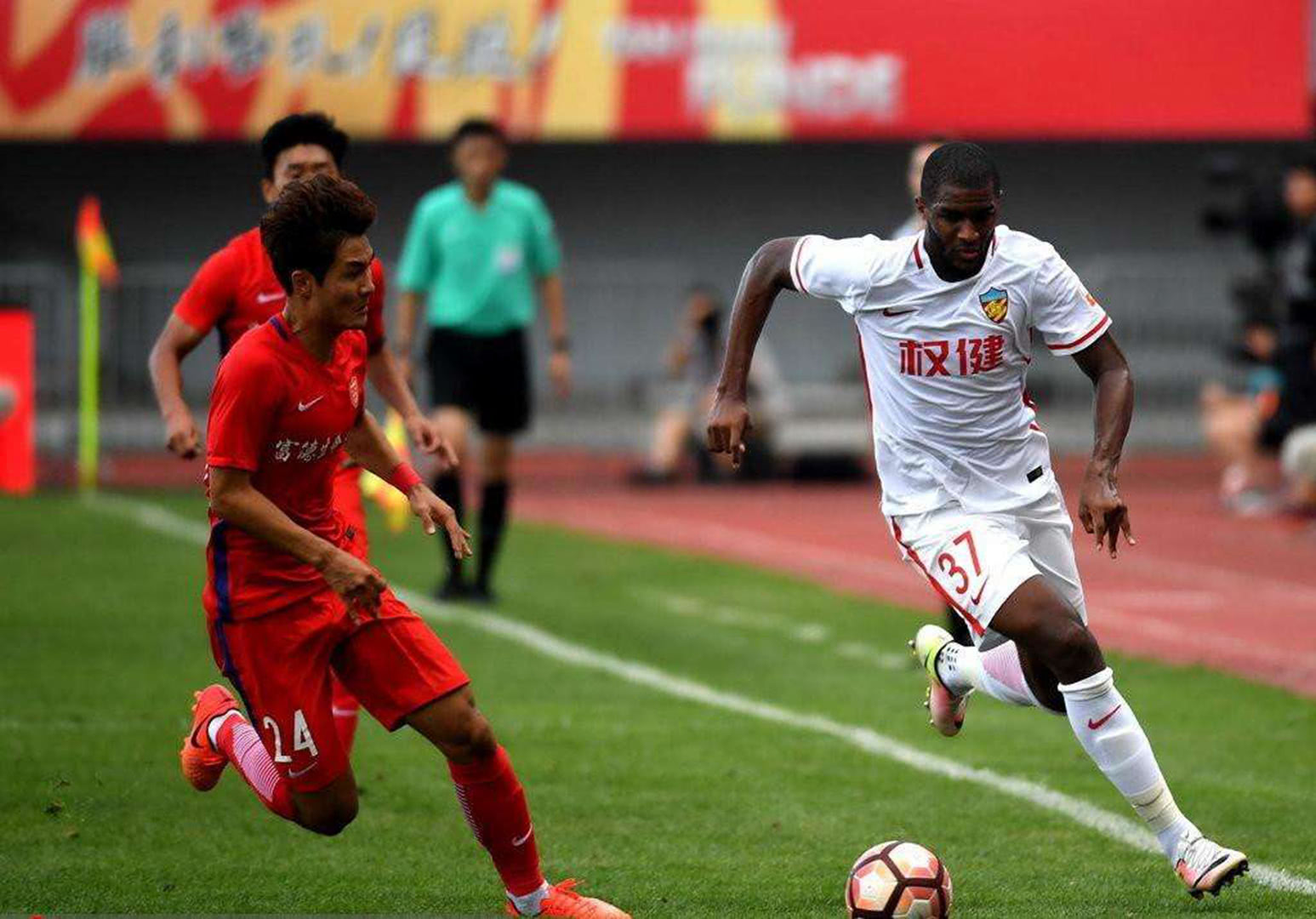 包含中超赛前走向成谜，萨克拉门托国王完成体检，更衣室稳定，团队化学反应显著的词条